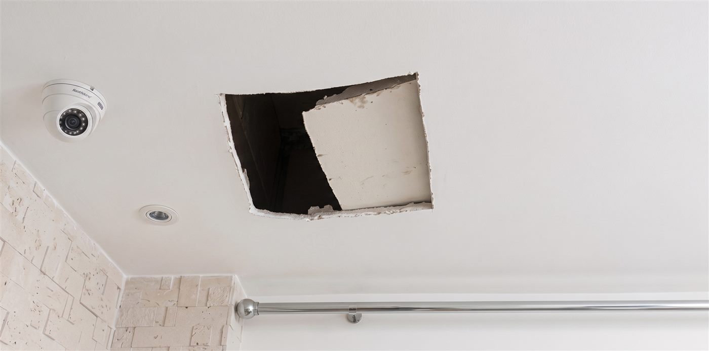 Teto antes do reparo de gesso, com buraco no forro — serviço de gesseiro do O Rei dos Reparos