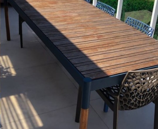 Mesa de madeira antes da restauração — serviço de marcenaria do O Rei dos Reparos